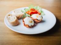 Bruschetta Füstölt Lazaccal, Spárgával és Buggyantott Tojással