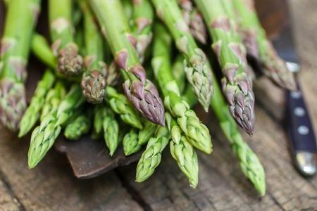 Egészséges és tápláló spárga recept a puffadt szemekre